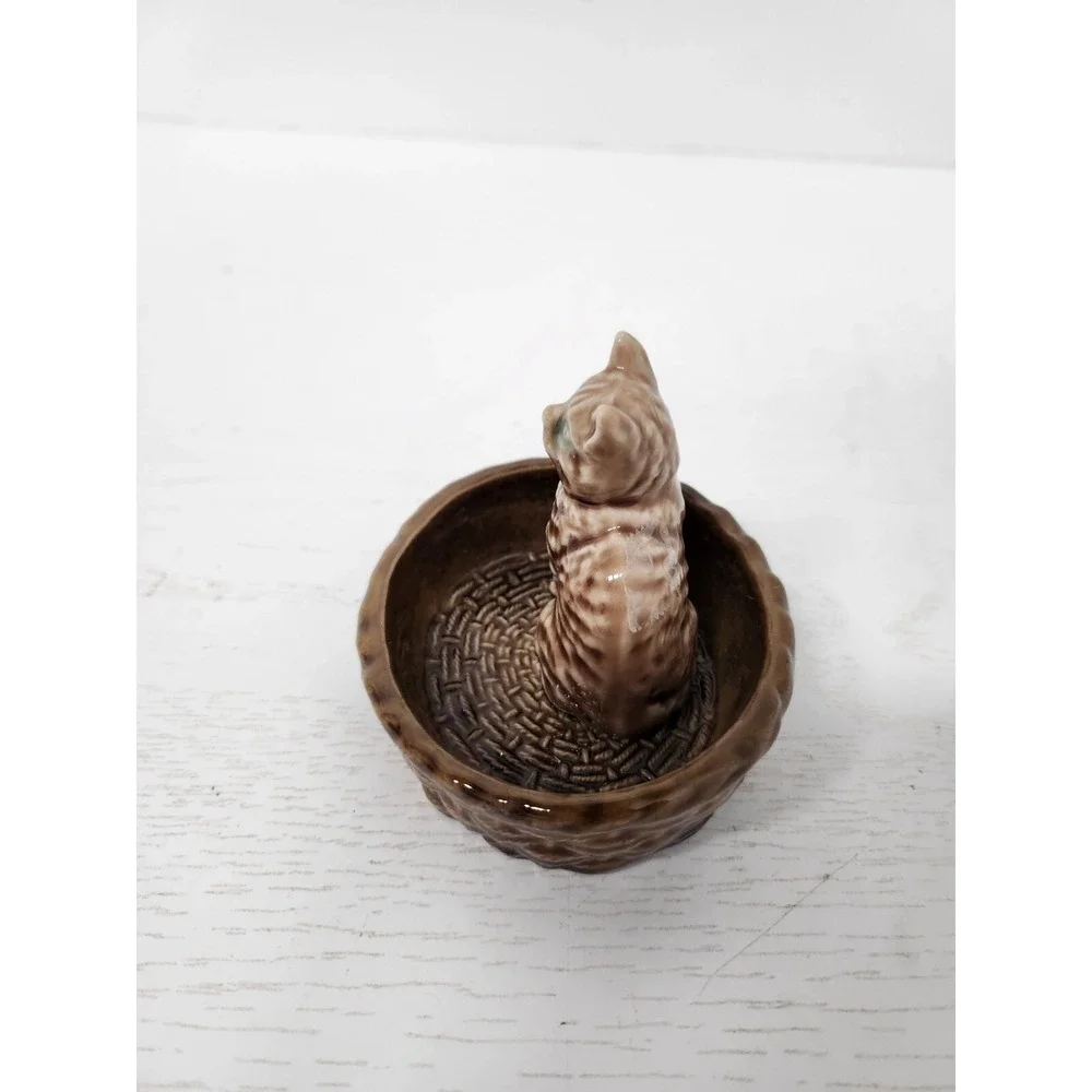 Vintage Wade Pottery England Green Eye Tabby Cat In A Basket Ceramic Figurine